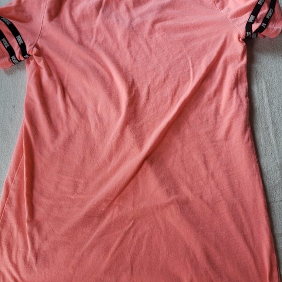 VS PINK T-shirt. - Picture 2 of 3